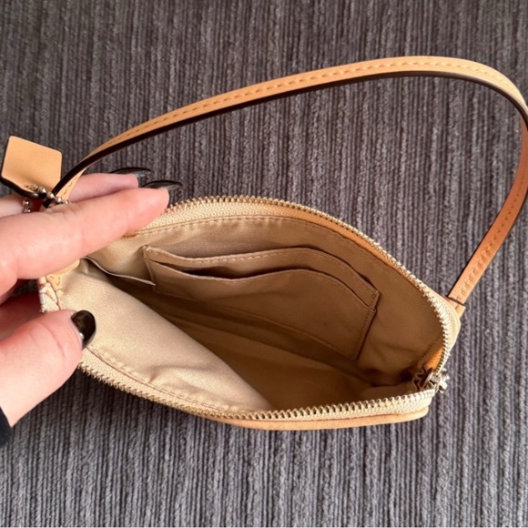 COACH BLEECKER ZIP SMALL WRISTLET IN METALLIC CRACKLE CANVAS 
SILVER PINK - Picture 3 of 3